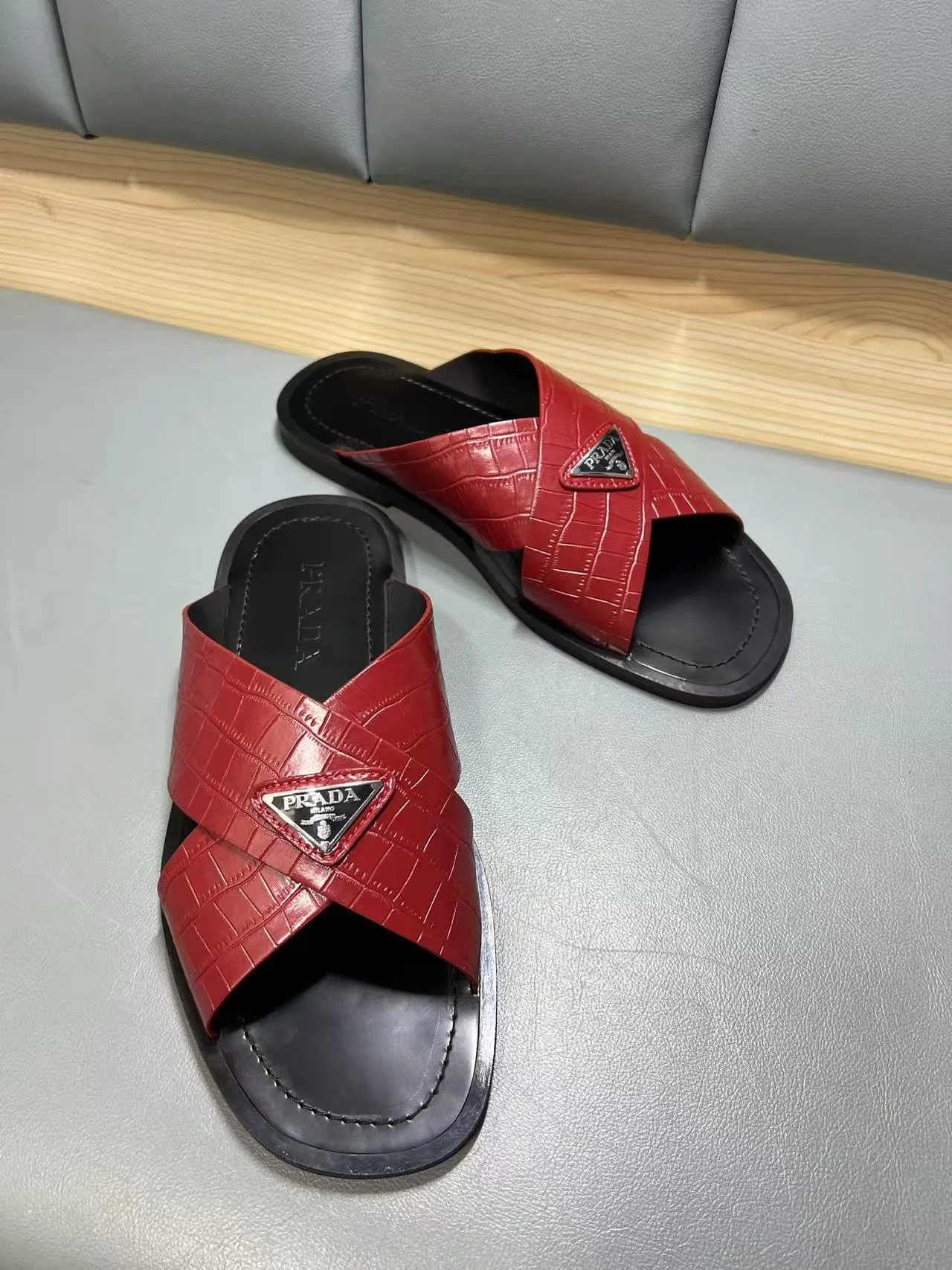 340💰PRADA Prada’s latest slippers are synchronized with the official website. This slipper is made of the brand’s unique and iconic Saffiano leather. The brand logo jumps out from the double straps, and the brand style is clearly visible. Cowhide gives men elegant charm and functional design, making it an ideal choice for vacation and leisure. Size:38-45